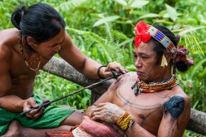 Tatapan Rahasia Suku Mentawai: Pewarna Bibir dari Arang dan Air Hujan