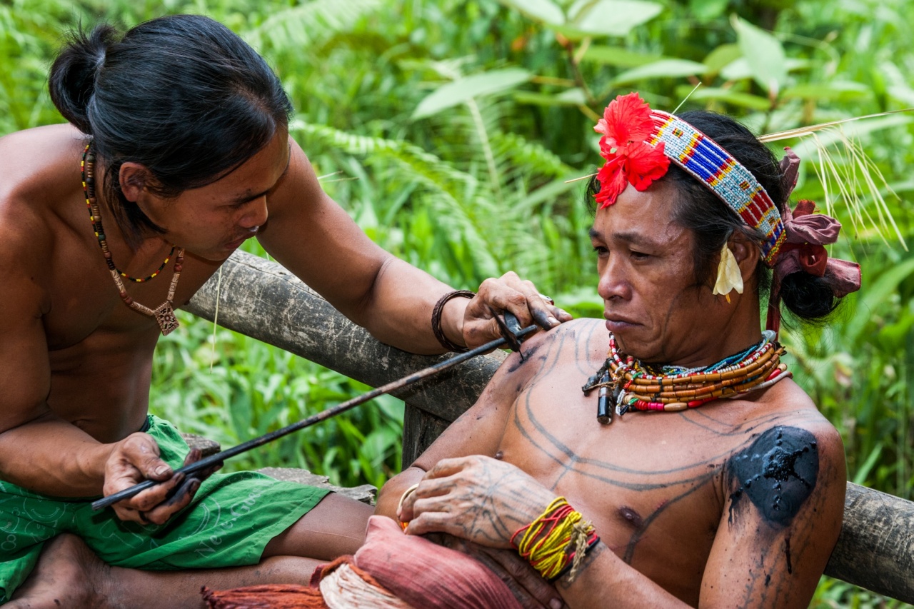 Tatapan Rahasia Suku Mentawai: Pewarna Bibir dari Arang dan Air Hujan