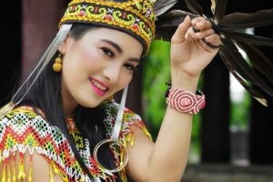 Ritual Perawatan Rambut Perempuan Dayak: Keajaiban Asap Damar yang Terlestarikan