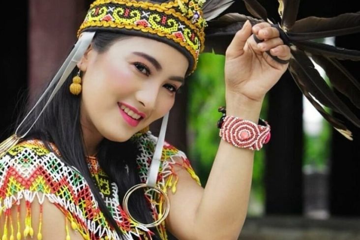 Ritual Perawatan Rambut Perempuan Dayak: Keajaiban Asap Damar yang Terlestarikan